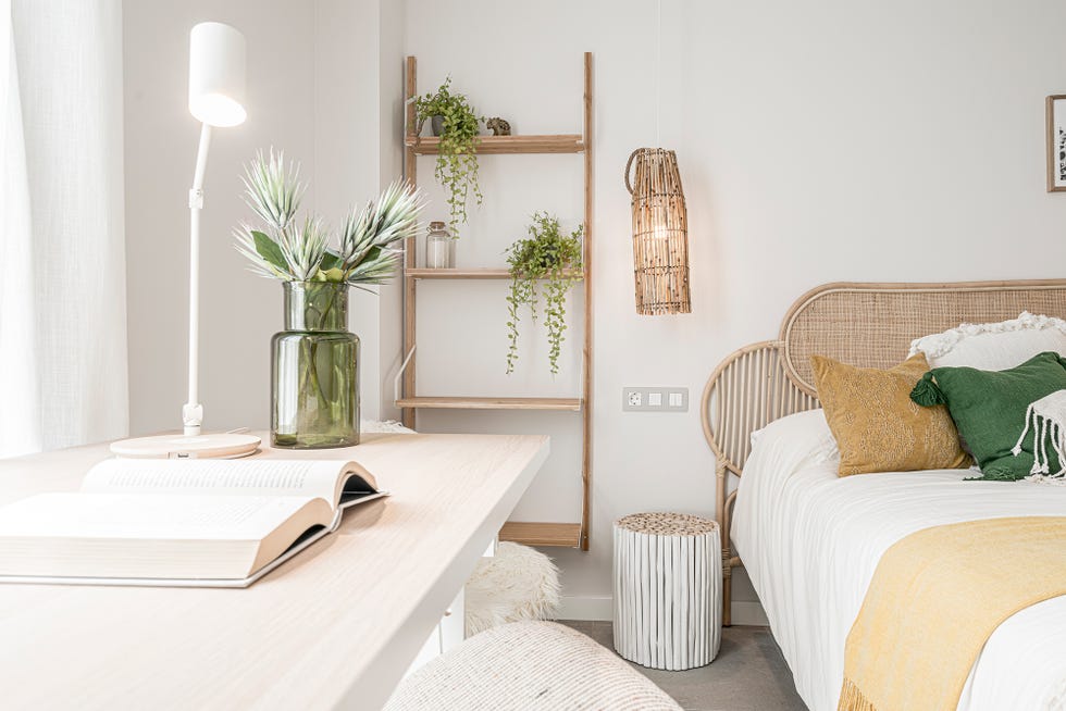 dormitorio juvenil de estilo boho decorado con fibras naturales