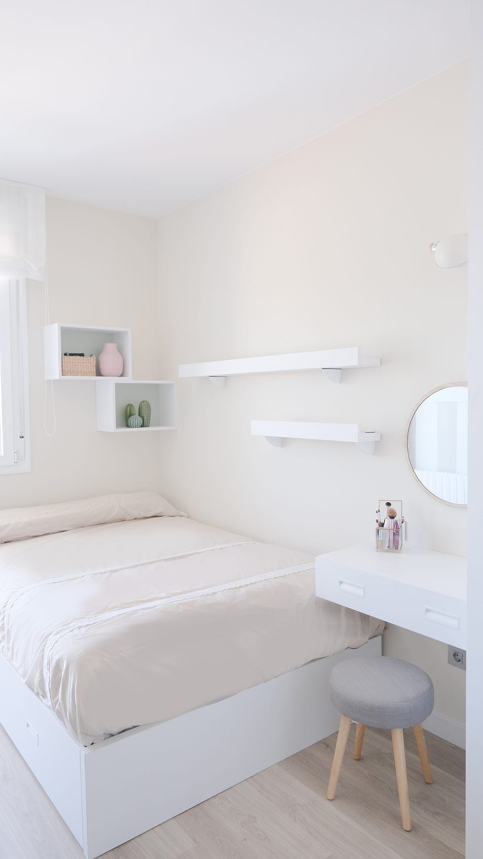 habitación juvenil con tocador decorada en blanco