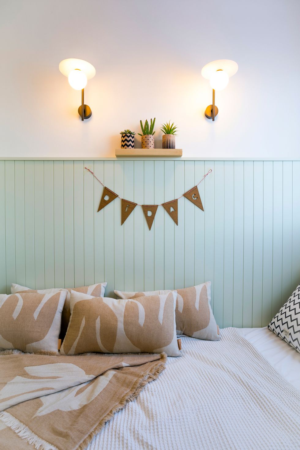 dormitorio nórdico juvenil en color verde pastel