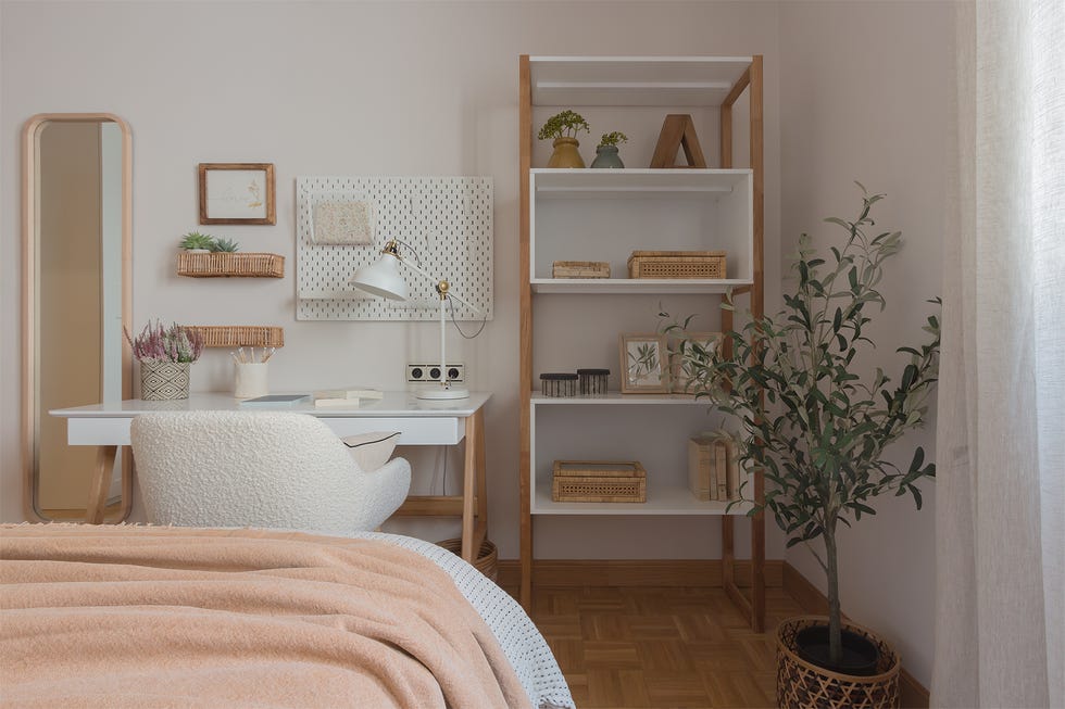 dormitorio juvenil con escritorio en tonos neutros