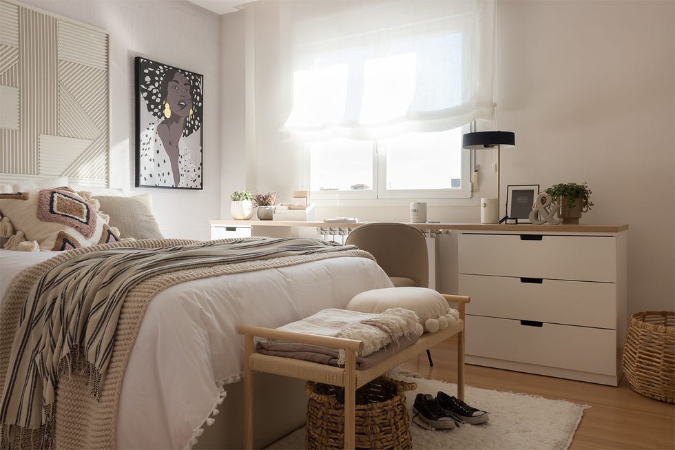dormitorio juvenil con cabecero blanco con molduras