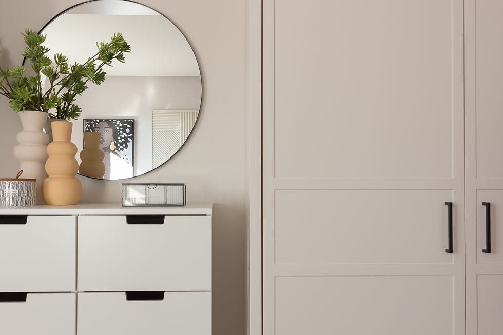 dormitorio juvenil moderno con armario y cómoda de color blanco