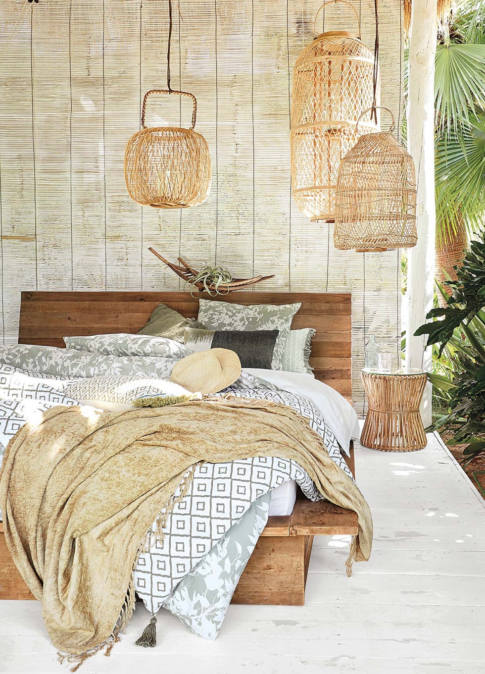 combinar lámparas de fibra hechas con yute en el dormitorio decora de forma natural
