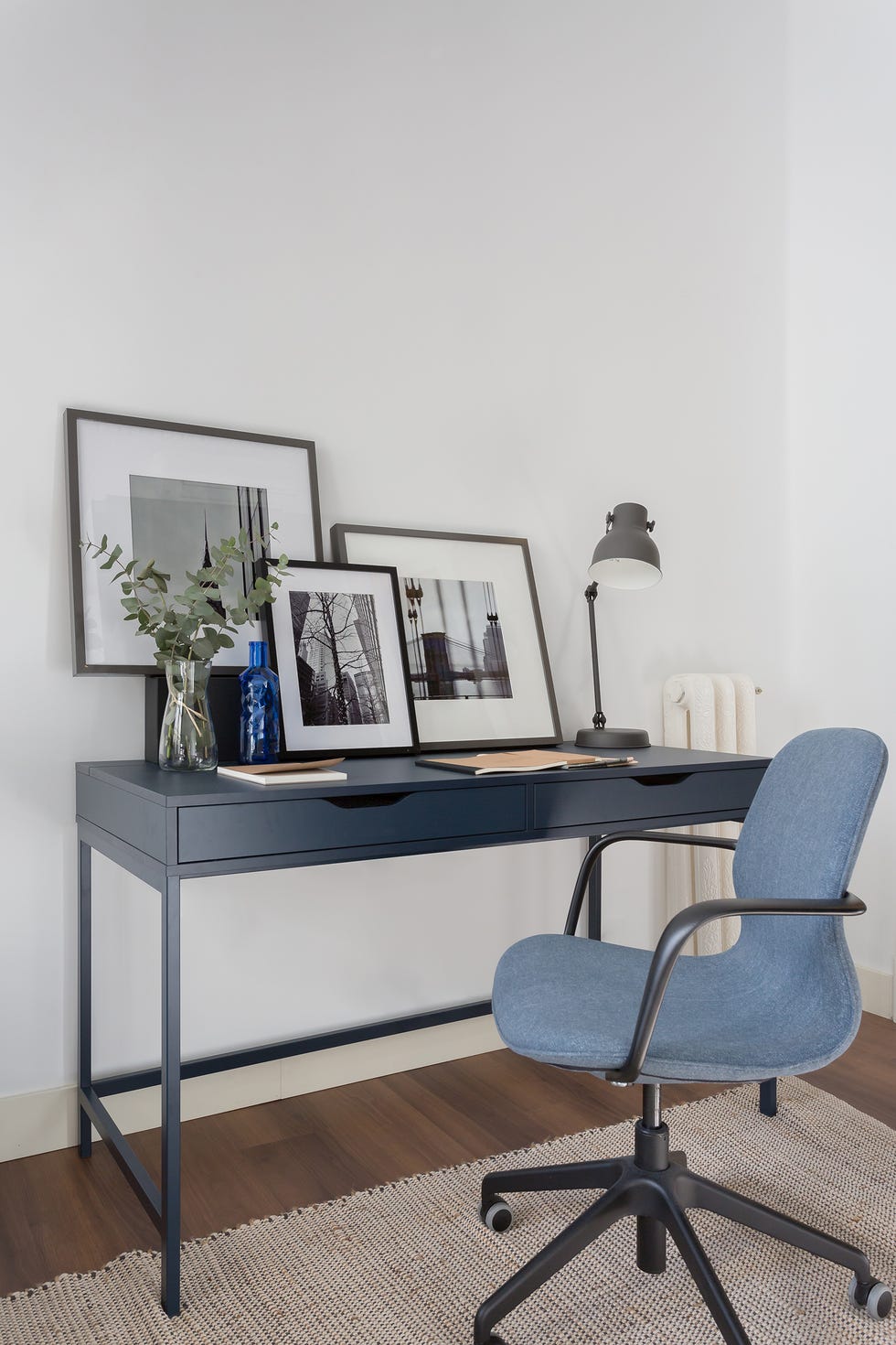 escritorio con silla giratoria