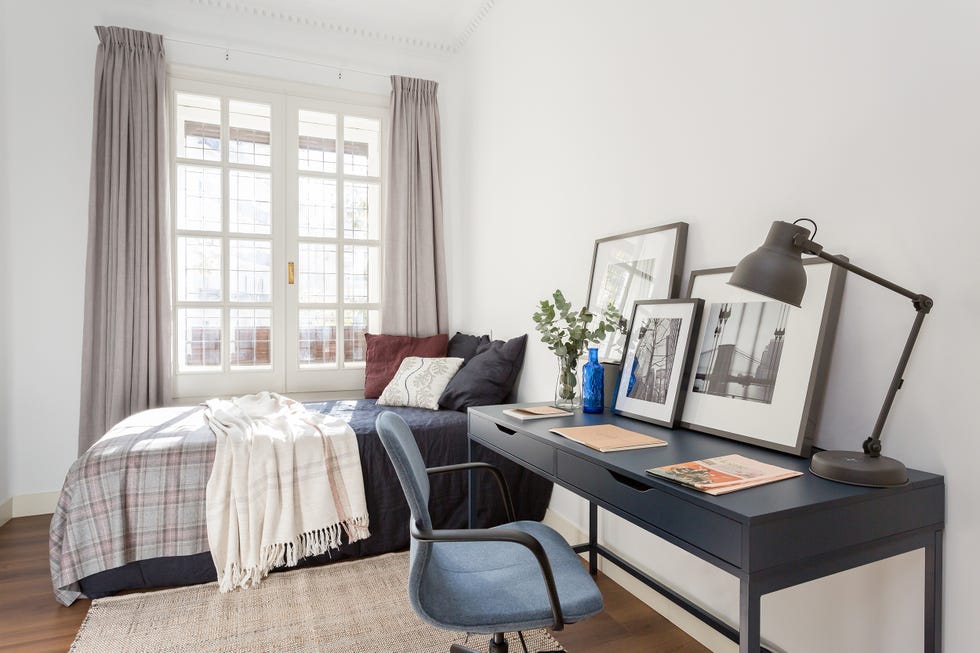 dormitorio con escritorio