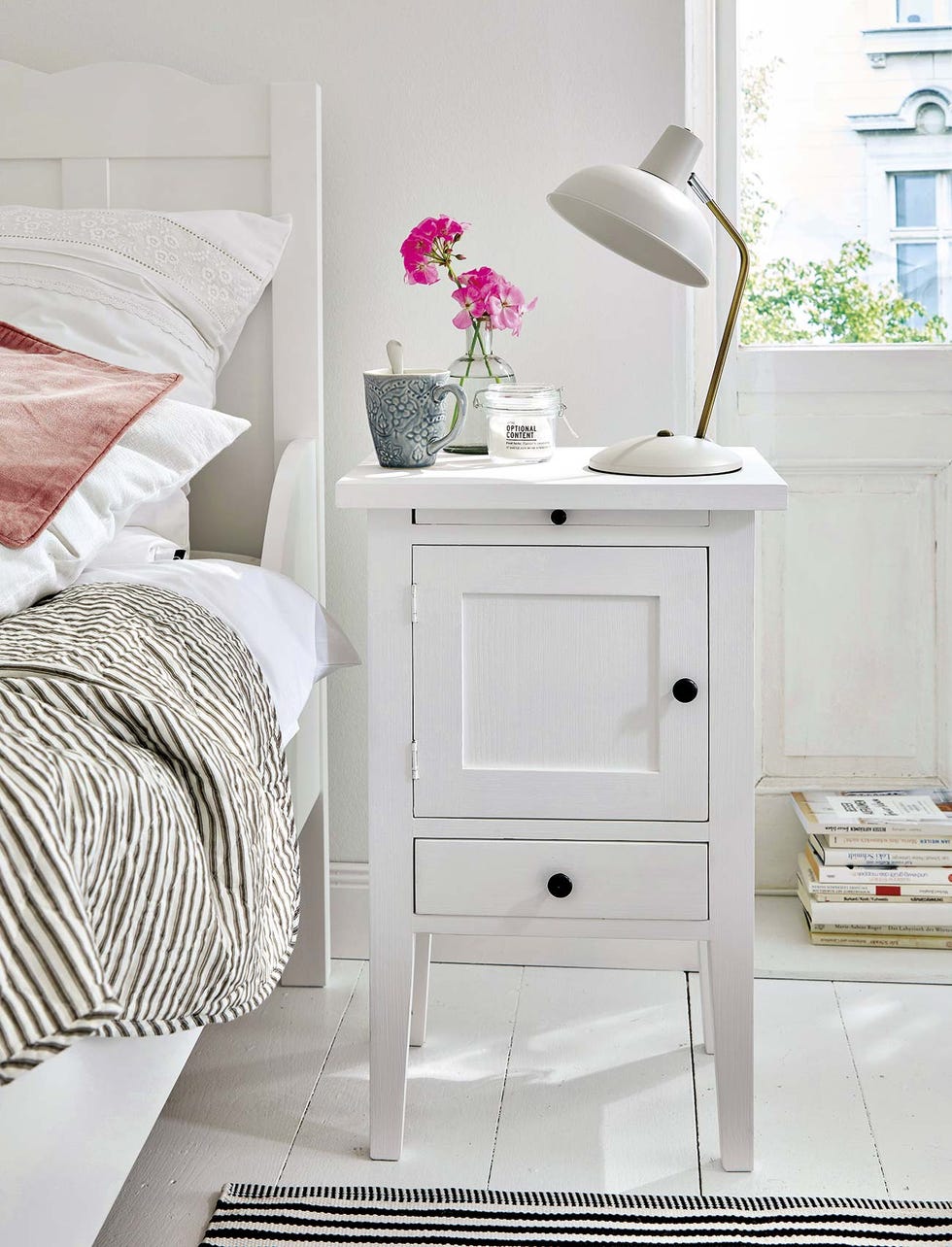 dormitorio con mesilla blanca