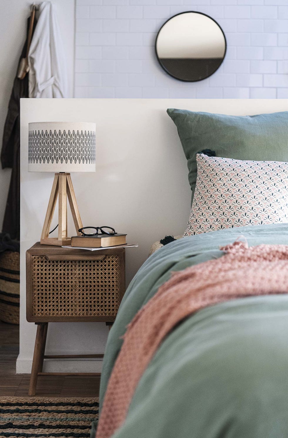 dormitorio con mesillas de madera y cannage rejilla