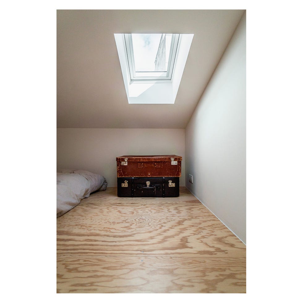 estudio 24m2 en parís de biloba architecture, con maletas viejas recuperadas para hacer de mesita de noche
