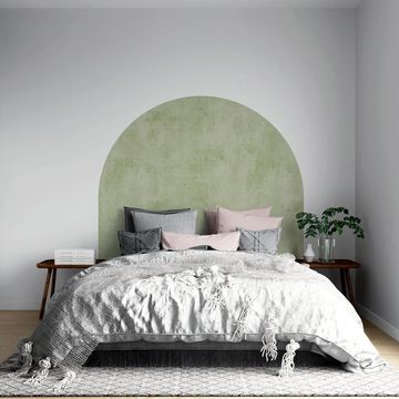 dormitorio con cabecero pintado en semicírculo verde