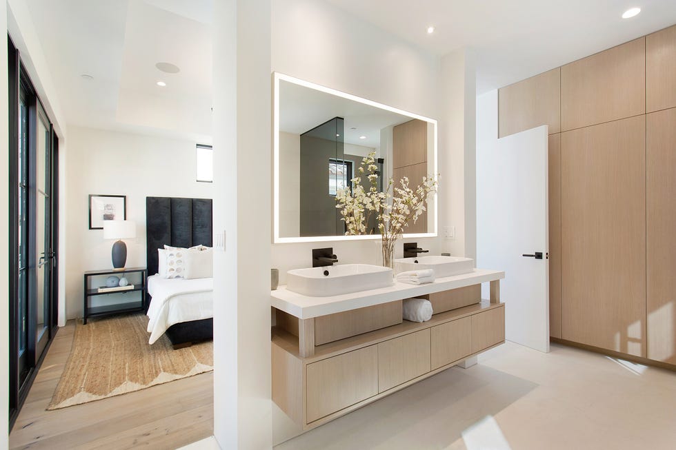 baño en suite con mueble suspendido de madera