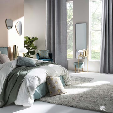 dormitorio moderno y elegante con cortinas color gris