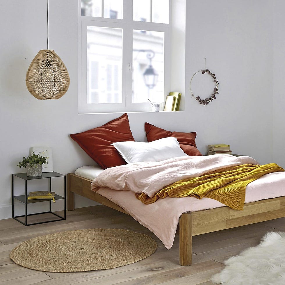 dormitorio moderno con cama de madera