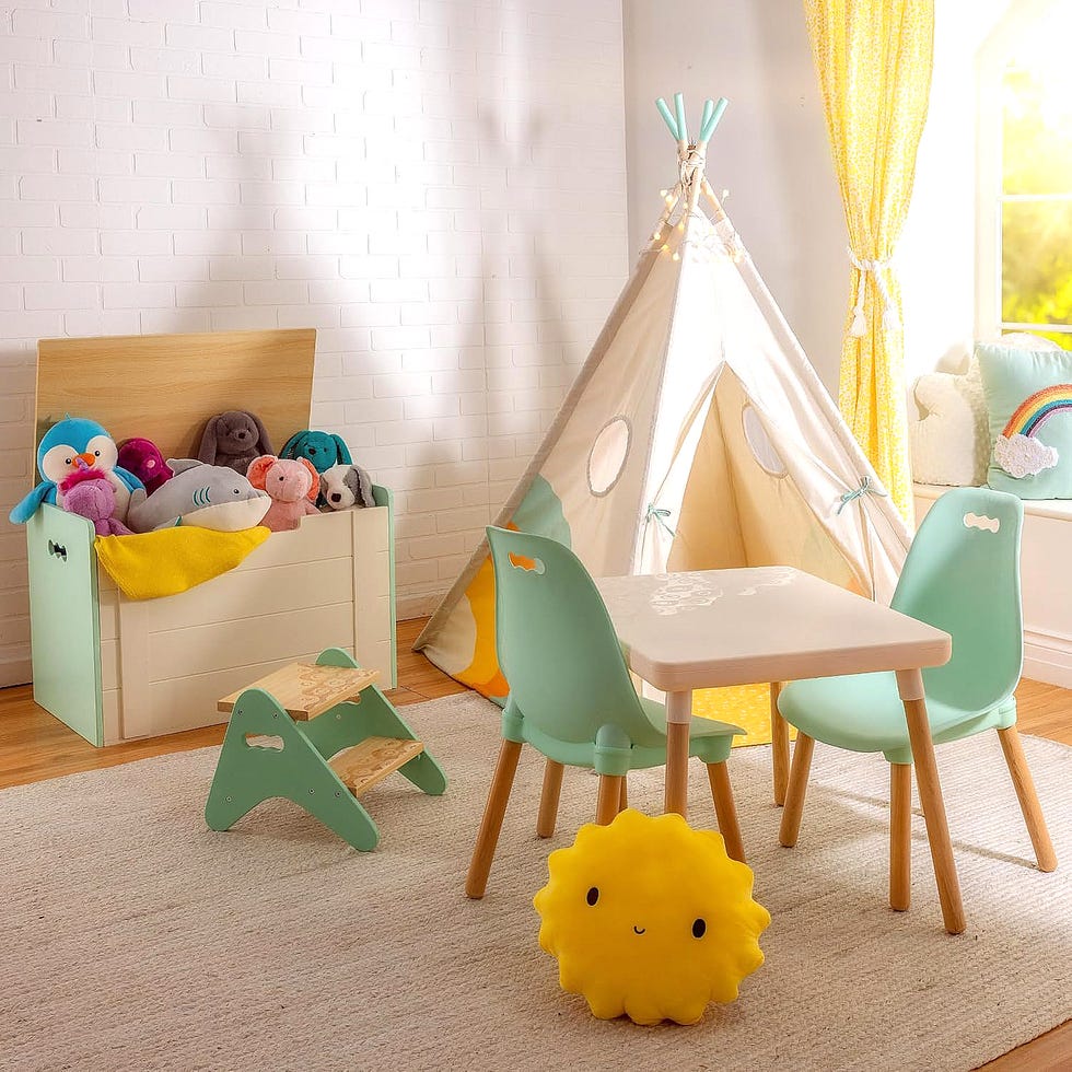 dormitorio con mesa y sillas del método montessori