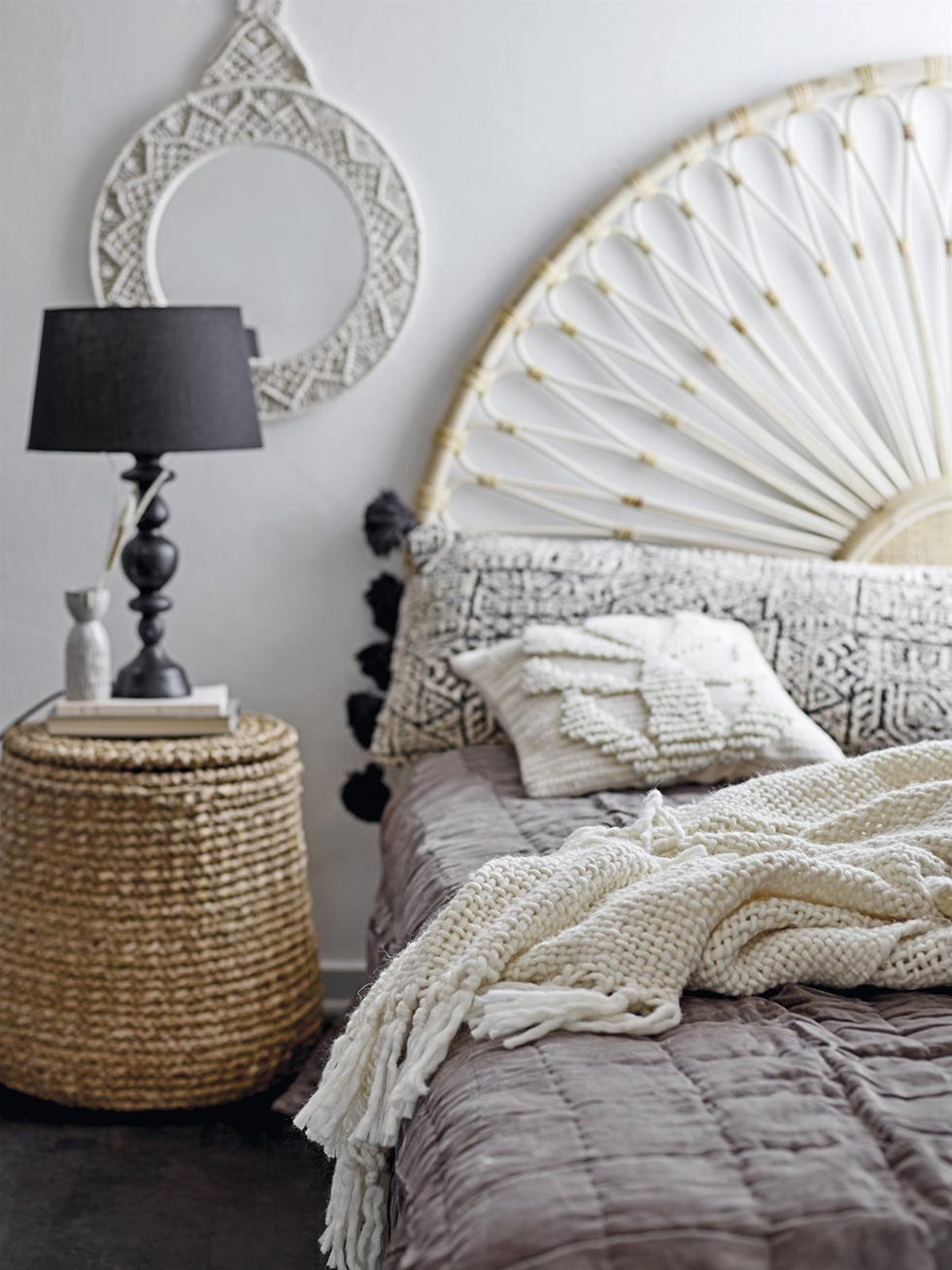 dormitorio con muebles de fibra