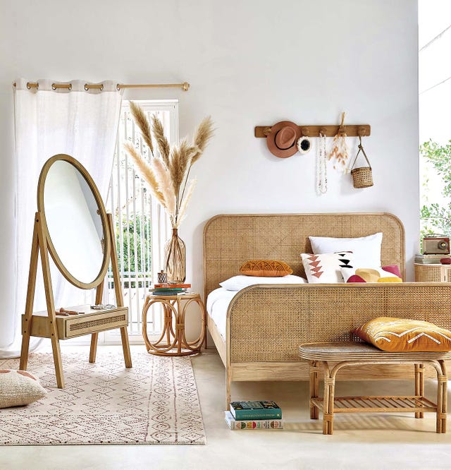 dormitorio con muebles de madera y rejilla