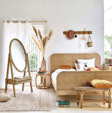 dormitorio con muebles de madera y rejilla