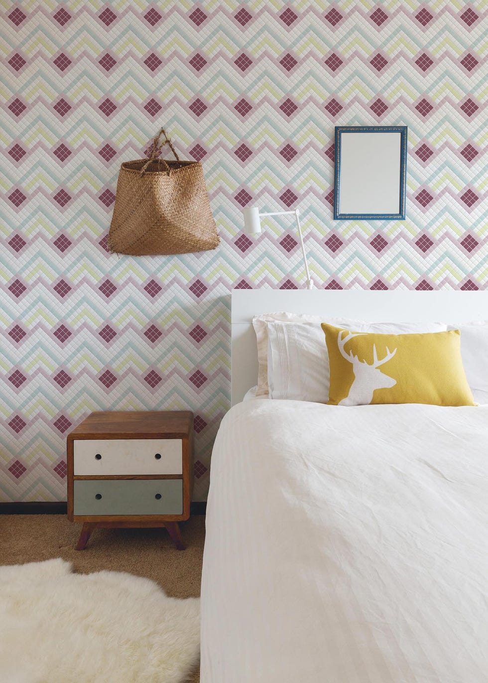 Dormitorio con cabecero de mosaico
