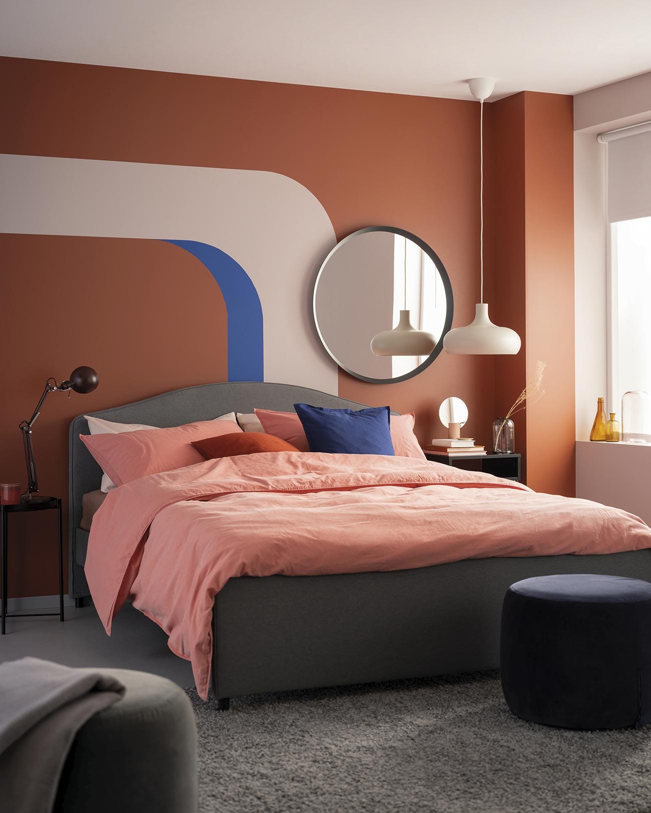 dormitorio con paredes de color