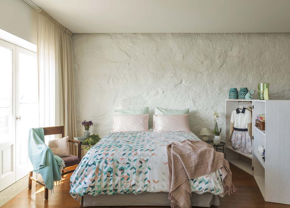 Dormitorio decorado con telas de colores
