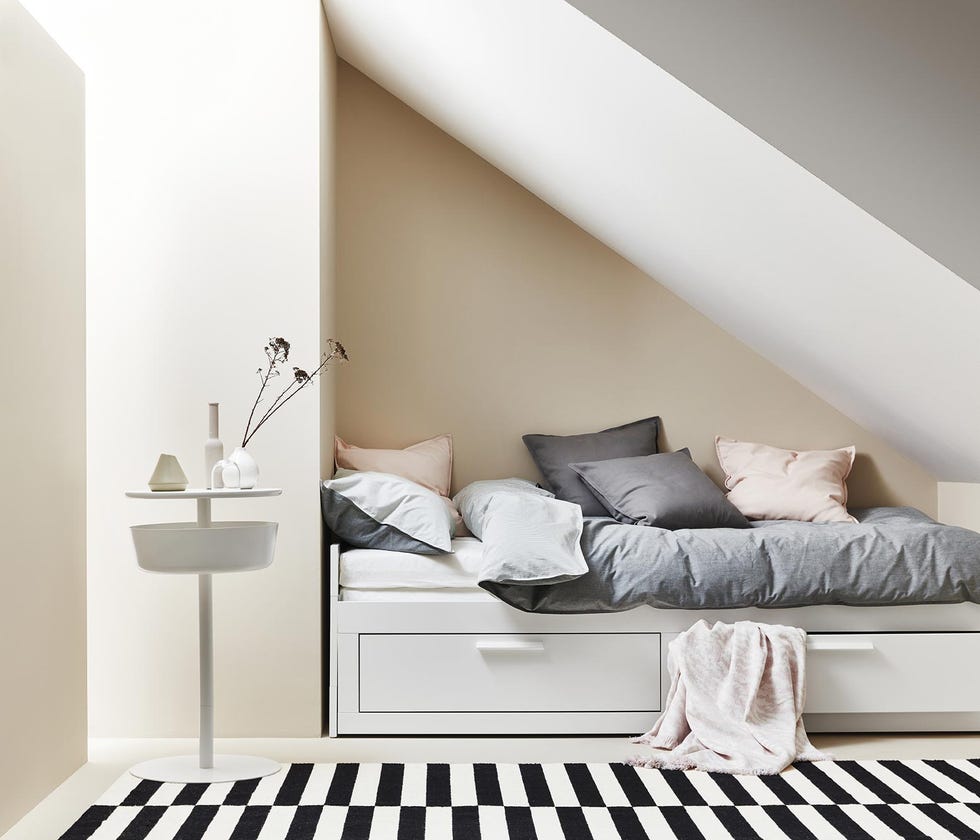 Dormitorio pequeño con cama nido de IKEA