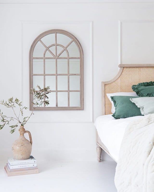 maisons du monde tiene una colcha bordada con flores perfecta para alegrar el dormitorio en verano