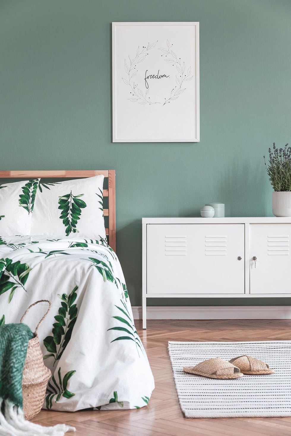 dormitorio pintado de verde color liquen, de cin valentine