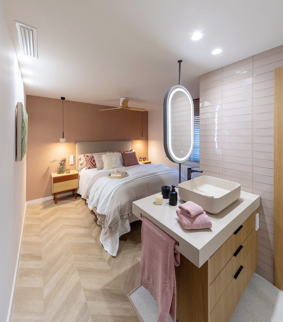 dormitorio con baño en suite