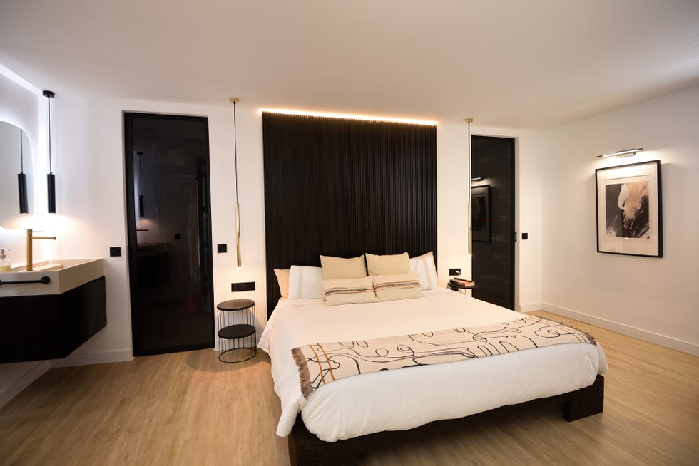 dormitorio con cabecero de palillería y baño en suite