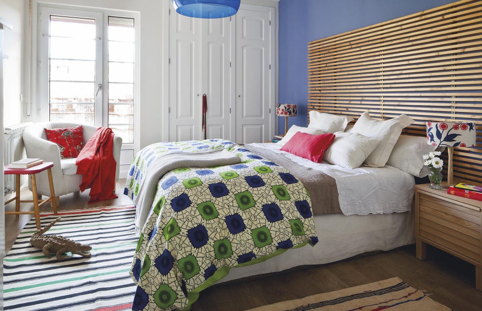 Dormitorio decorado con detalles azules