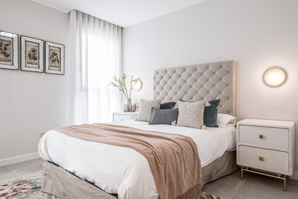 dormitorio romántico decorado en tonos suaves