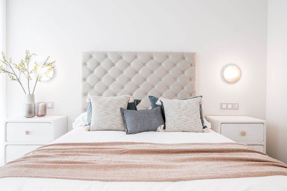 dormitorio romántico decorado en tonos suaves