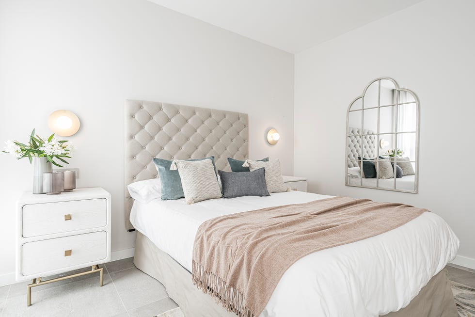 dormitorio romántico decorado en tonos suaves
