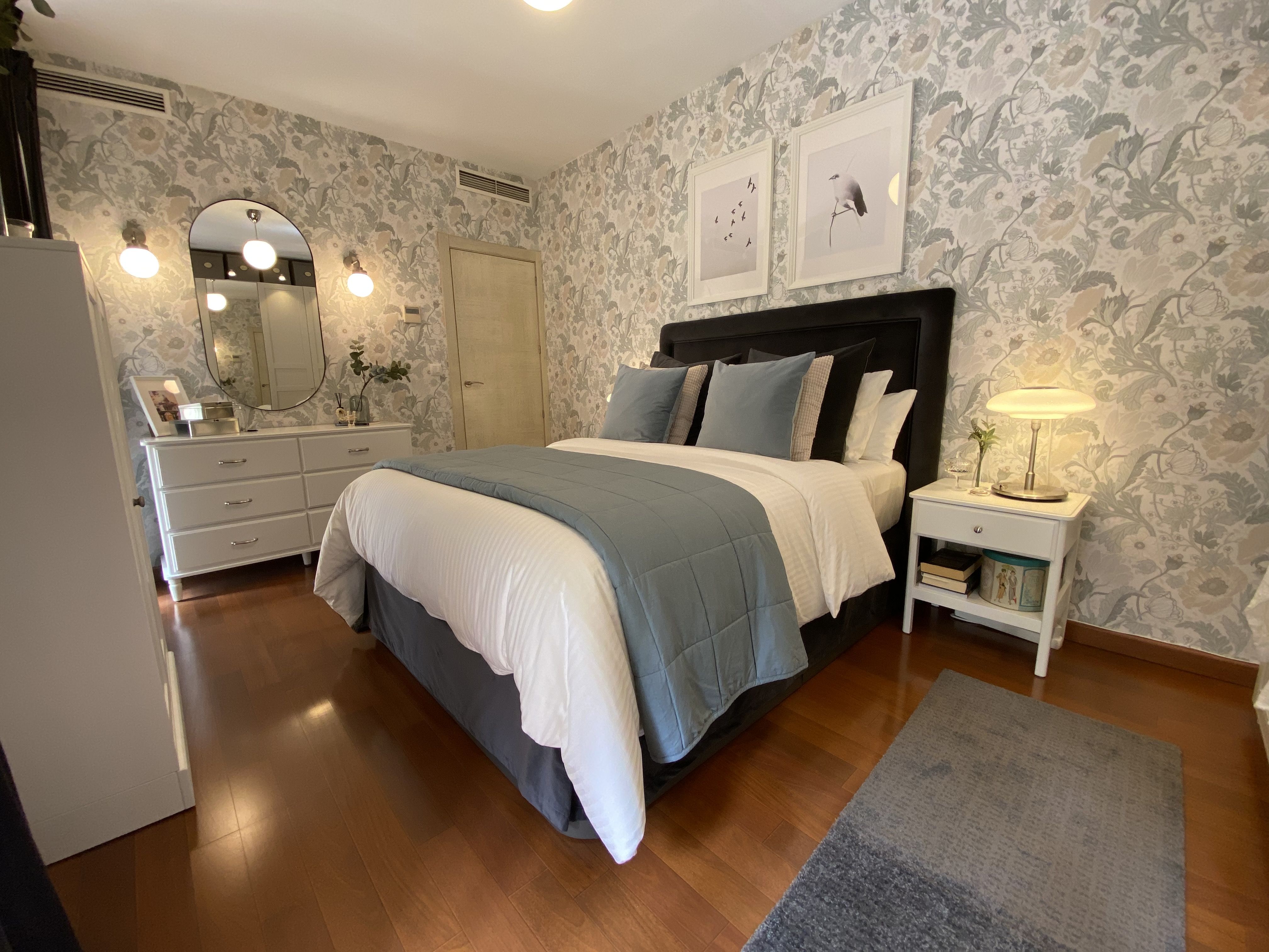 Un dormitorio y romántico con decoración de