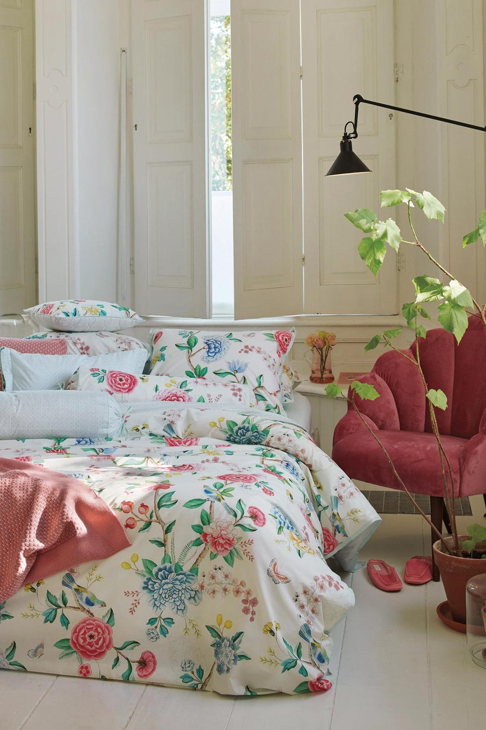 Dormitorio con ropa de cama de flores