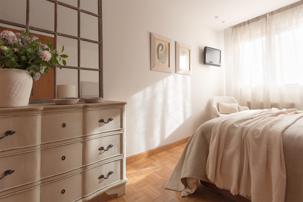 dormitorio decorado en tonos neutros