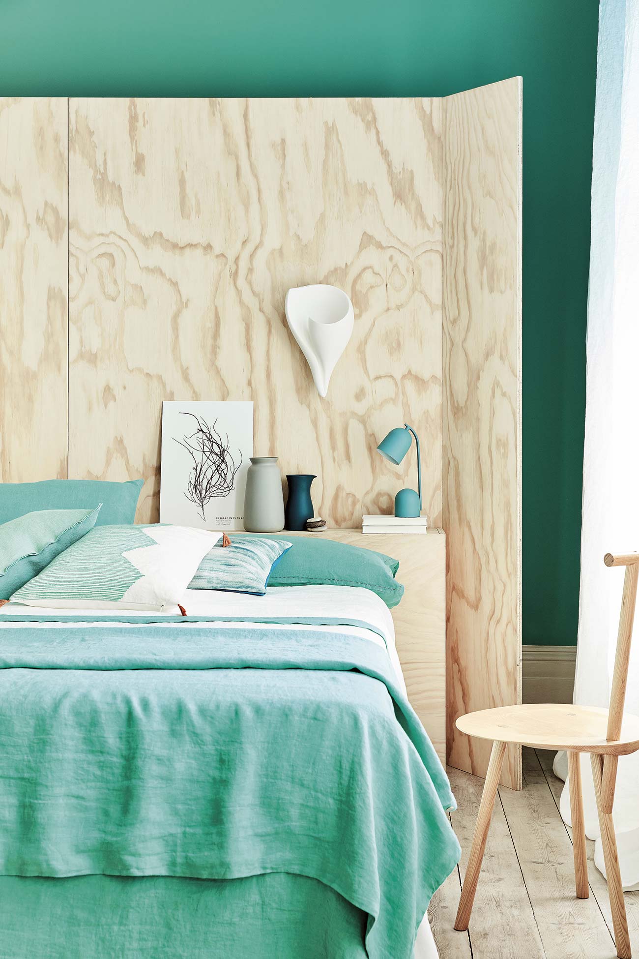 dormitorio moderno verde con cabecero de madera