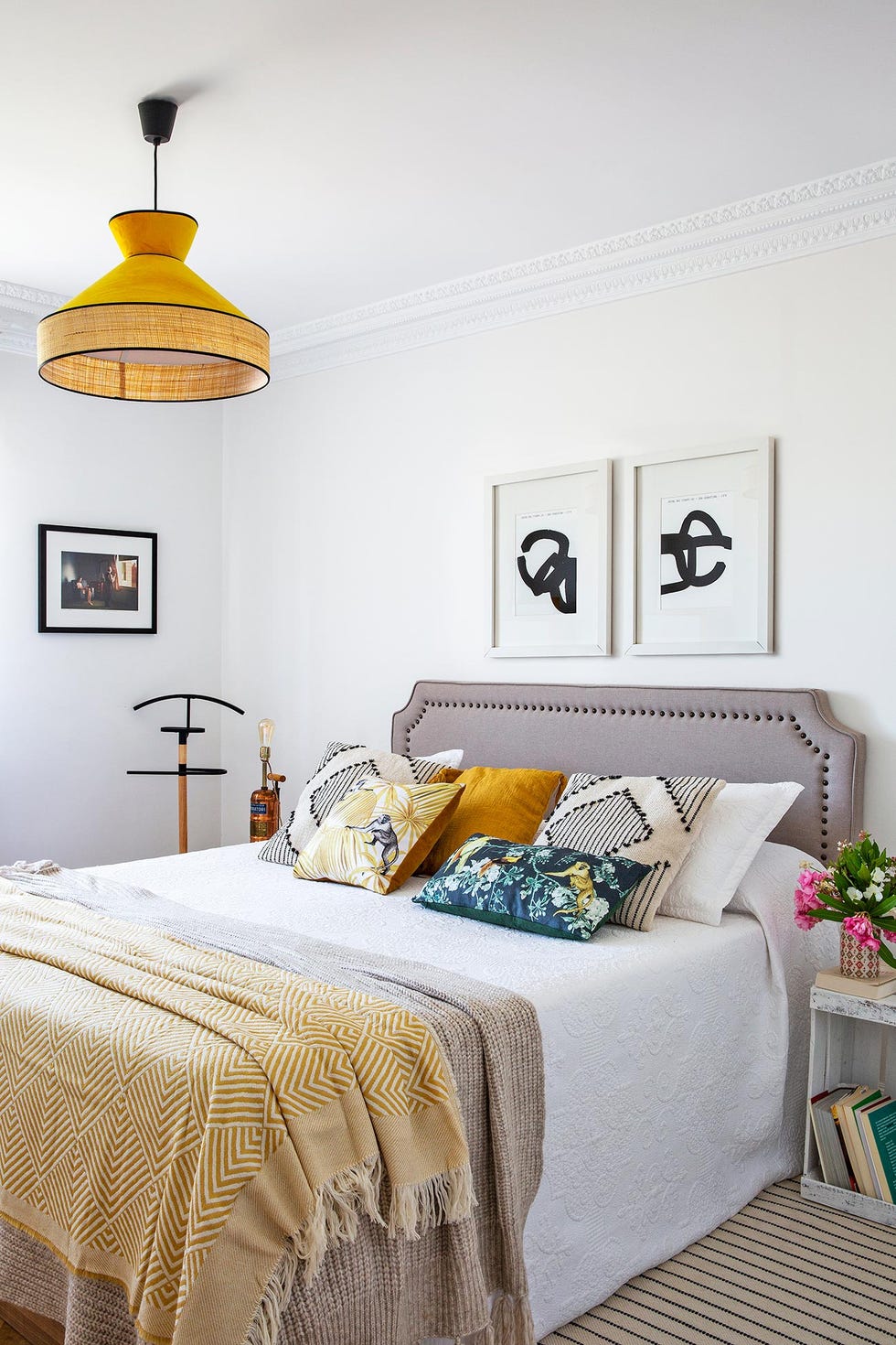 dormitorio con cabecero tapizado gris