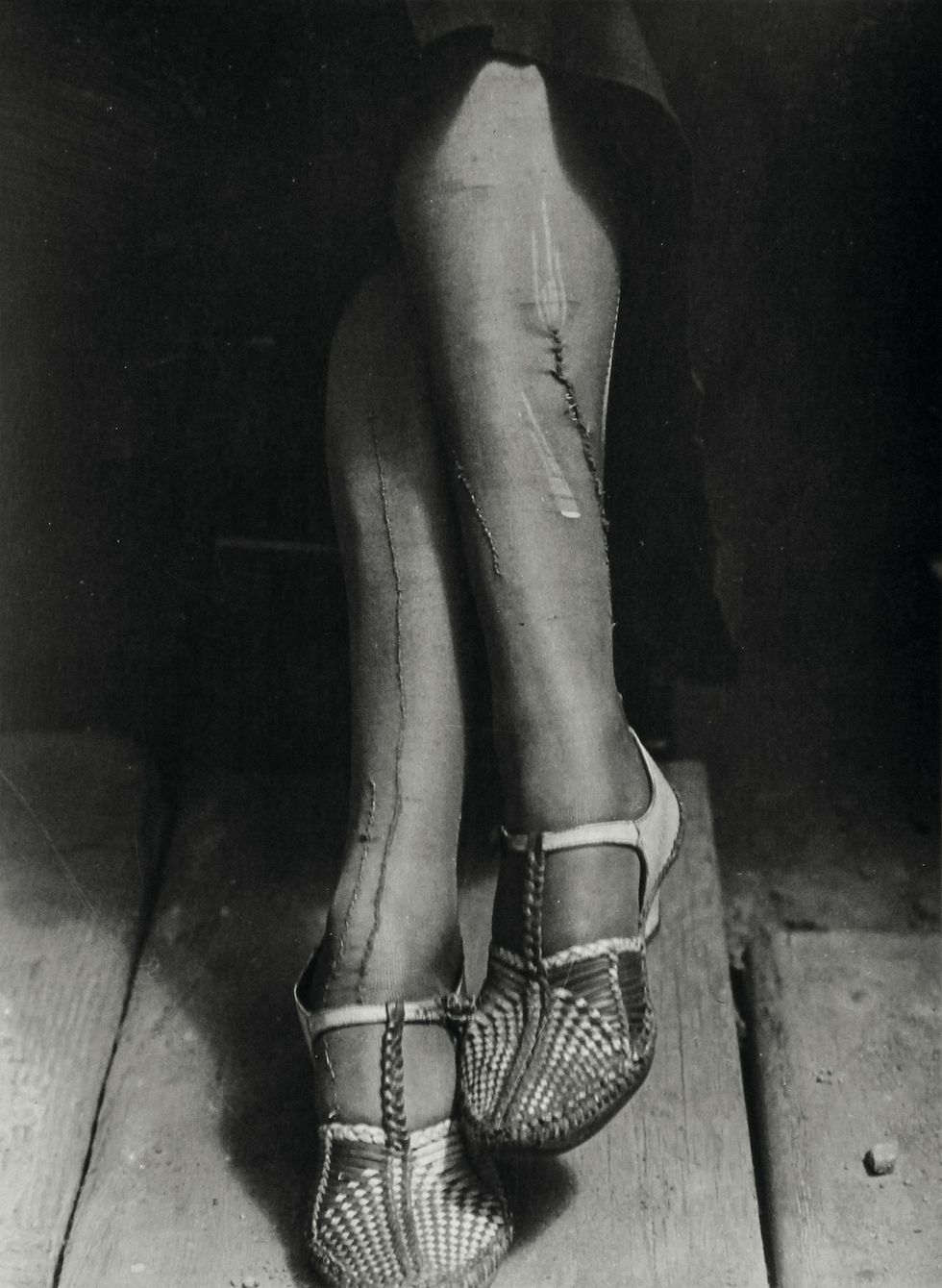 dorothea lange, mended stockings, calze sfilate, scarpe donna, gambe donna, fotografia