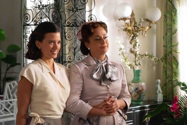 el descubrimiento de un terrible secreto y una llegada inesperada marcan la vida de julia y su abuela