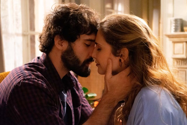 tras una agradable velada, julia y tirso acercaron posturas
