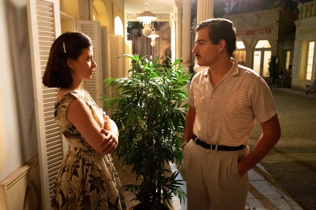 carmen acepta volver con víctor, pero le pide que nadie se entere de su relación
