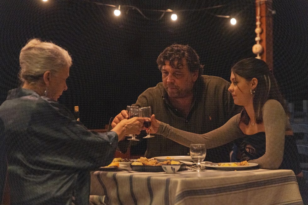 dos tumbas. kiti manver as isabel, hovik keuchkerian as antonio, nonna cardoner as lupe in episode 01 of dos tumbas. cr. jorge fuembuena/netflix © 2024