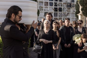 dos tumbas. alvaro morte as rafael, kiti manver as isabel, hovik keuchkerian as antonio, nonna cardoner as lupe, camino fernandez as carmen in episode 01 of dos tumbas. cr. jorge fuembuena/netflix © 2024