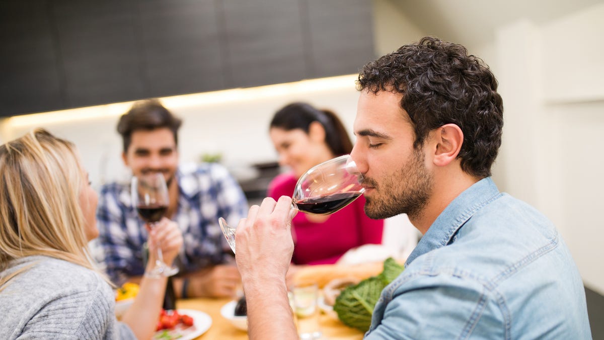 Los mejores consejos para no tener resaca en estos días de Navidad 7 Merca2.es ¿Qué pasa con el vino?
