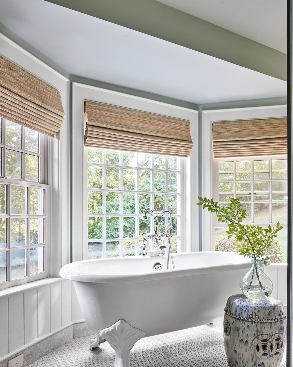 https://hips.hearstapps.com/hmg-prod/images/double-ended-claw-foot-tub-in-bay-window-1557433281.jpg?crop=1.00xw:0.836xh;0,0.0738xh&resize=980:*