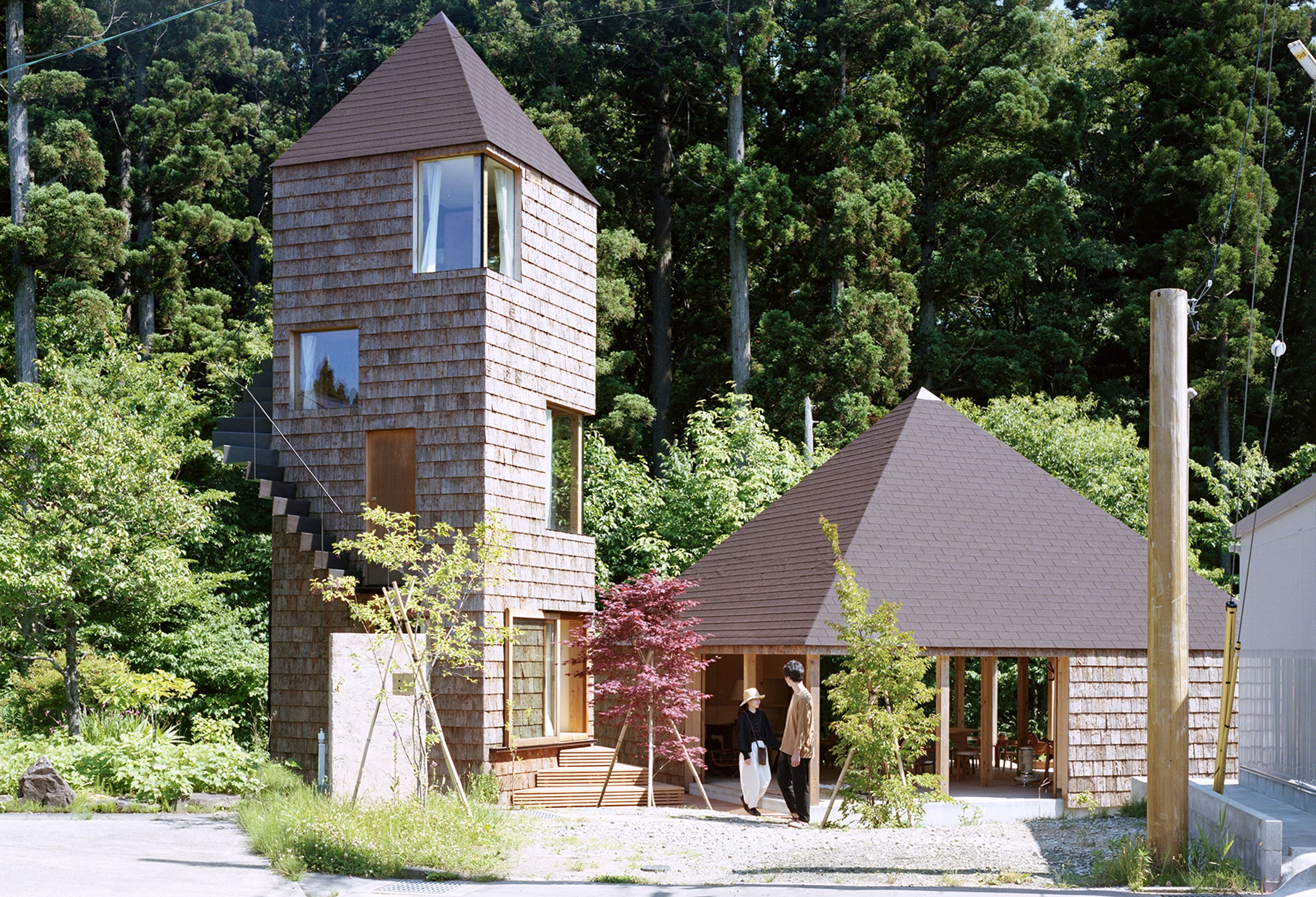 建築家・渡部光樹＋梨華の斬新な自邸は「塔」と「東屋」の2棟で1