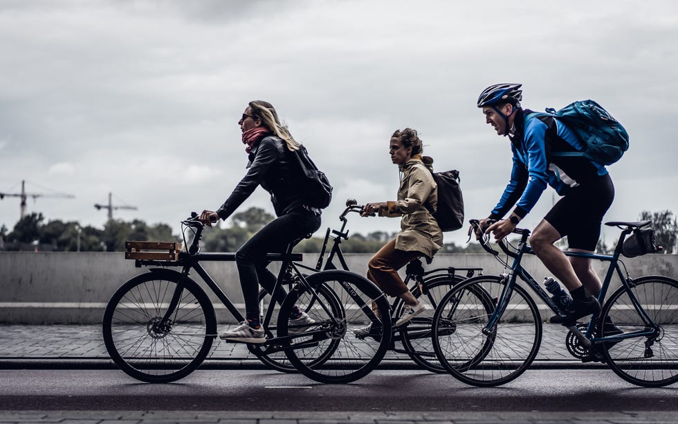 mensen op de fiets in amsterdam