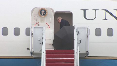 trump enters air force one