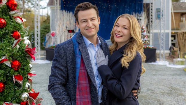 People, Red, Blue, Fashion, Event, Smile, Tree, Christmas, Christmas eve, Happy, 