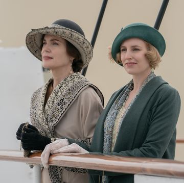 elizabeth mcgovern stars as cora grantham and laura carmichael as lady edith hexham in downton abbey a new era, a focus features release  credit ben blackall  ©2022 focus features llc